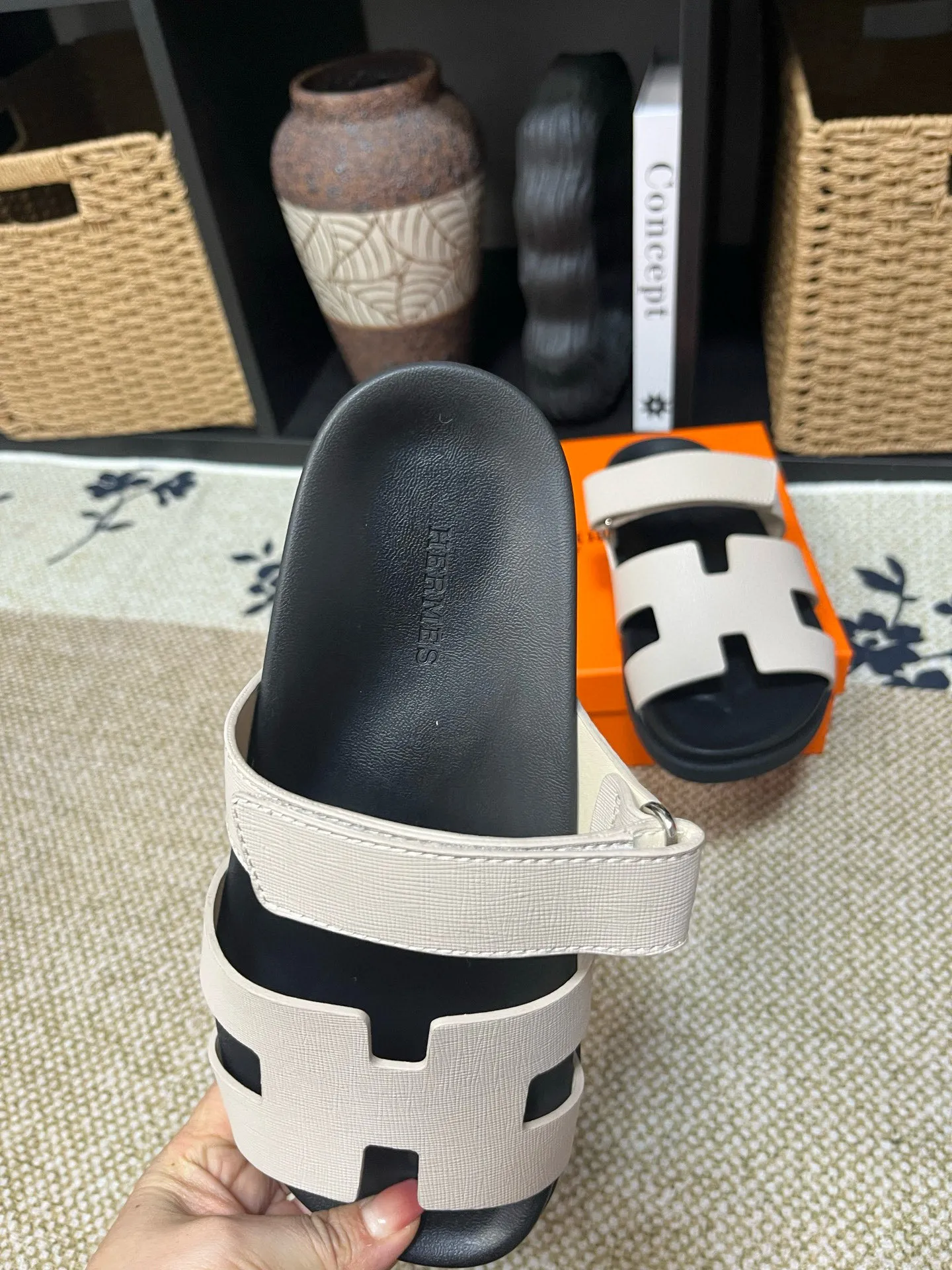P300 Long-term stock Hermes men’s Kazimir slippers for couples - top quality woven calfskin functional sandals with intertwined uppers inspired by the “H” iconic pattern to create a casual look, perfect for summer. Imported cowhide + cowhide lining + TUP outsole Size: 35-46